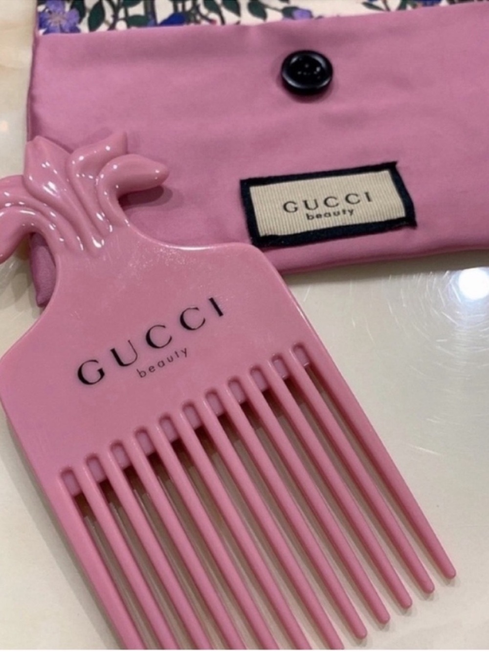 Gucci beauty pink wide-tooth styling pick with pouch
